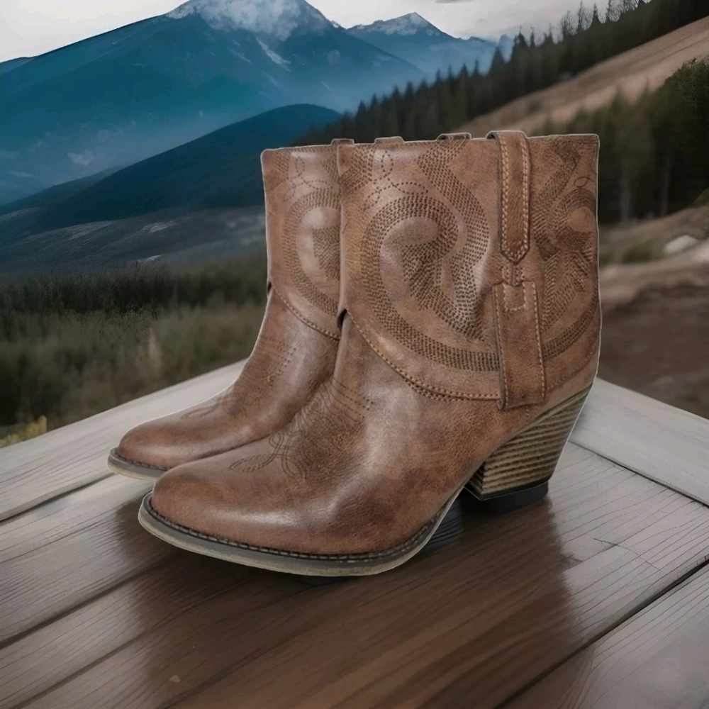 Mia Joshua western short ankle boots brown size 6.5M cuffed top *